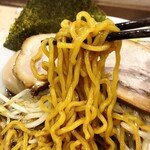 拉麺大公 - 特製焦がし醤油ラーメン(大盛り)、麺リフトアップ