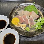 Choujuusai Gyo Aikawa - 薩摩地鶏お刺身
      上が胸肉、下がもも肉