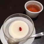 南翔饅頭店 - 杏仁豆腐　お茶はポットで提供される