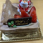 パティスリー アグレアーブル - 四角い形のケーキを初めて購入しました
                                スポンジよりも生チョコレートの層の方が厚かったです