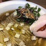 めん処 きよ洲 - 佐助豚の脂の上にオリーブオイルの層ができてます。