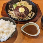 Sumibiyaki Suteki Kuroushi - ハンバーグ御膳セット。1,100円
                        これらに杏仁豆腐も付く
                        モヤシは見たくもないとダダこねたこともあるが
                        焼けすぎ防止に有用なので…