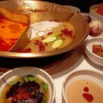 小龍坎火鍋 - 3種のスープ。麻辣、豚骨、トマト