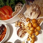 小龍坎火鍋 - 野菜とキノコすごい量！