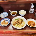 鴻龍 - 回鍋肉定食