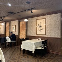 中華菜館 會賓楼 - 地下1階の店は広々。個室もあります。