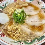 ラーメン 魁力屋 - 料理写真:特製醤油ラーメン@700円  お馴染み濃いめ醤油スープに細麺そして背脂。街道筋の大箱チェーン店にしては美味いよね！いっときスープがぬるくて敬遠してたけど改善されてた。次回は麺固め＋脂多めのコールしよ！