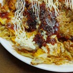 いっちゃん家 - 途中 みつわの激辛ソース と ガーリックパウダーをかけて食べました(2023.12.24)