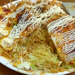 いっちゃん家 - お好み焼きをカット (2023.12.24)
