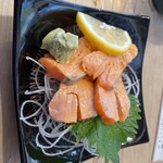 魚金寿司 すゞ木 - 料理写真:炙りスモークサーモン。油が滲み出ていて美味しいです。