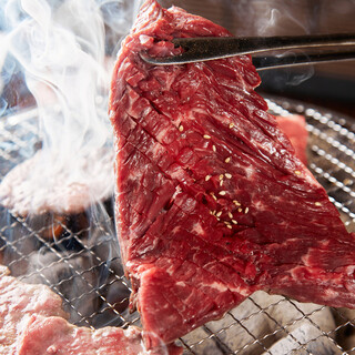 こだわりの自家製漬けダレが肉の旨味を引き出す