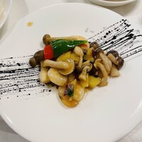 揚州名菜 秦淮春 - むき海老とさつまいもの醤油炒め