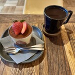 Cafe フォレスト - いちごのティラミス、ブレンド・コーヒー（ヴィンテージ 深煎り）