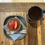 Cafe フォレスト - いちごのティラミス、ブレンド・コーヒー（ヴィンテージ 深煎り）