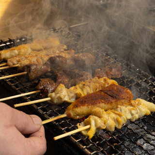 推荐 ◆严选当地鸡肉的“烤鸡肉串”和使用嫩内脏的“和牛内脏内脏火锅”