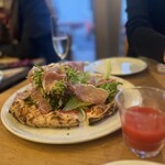 PIZZA KEVELOS - 隣の方が写真に写ってしまうほど席が近いです…