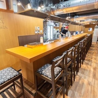 目の前で肉を切るライブ感！木目調の落ち着いた空間