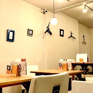 ゆったり過ごせるシンプルな空間で楽しい時間を。デート、女子会