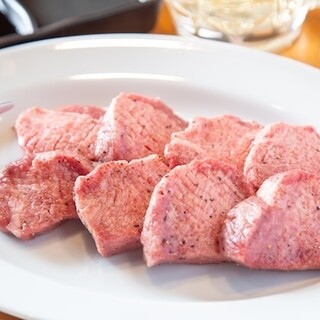 ライブ感たっぷり！目の前でカットするボリューム満点極厚お肉！