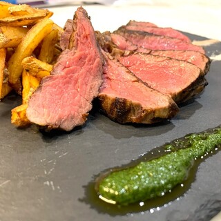 本場のナポリピザを追及！パスタやステーキなど多彩な一品料理も