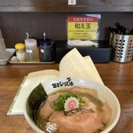 麺屋 いちびり NEXT - 店内煮干し臭がすごい、一瞬エッ？とたじろぐがスープはエグ味もなく(こんなに色がグレーなのに)バランスとれている。ほんの少し塩気が勝ってるので全汁したがコップの冷水を飲みながら。