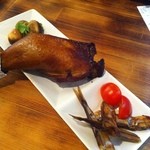 カフェ＆ビア　あるかアるか - 一周年特別メニューより、骨付き鶏ももスモーク入りのスモーク三種盛り！あと二品は、うずら卵とししゃもでした♪