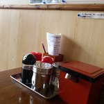 はまよしラーメン - 卓上調味料（紅ショウガ・胡椒・胡麻・ラーメンのタレ・餃子のタレ・辣油）