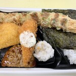 ウエルシア - 「まんぞく海苔弁当」はレンチン！して…！ちくわの磯辺天が大きいっΣo(*'o'*)o ｵｵｫｫｫｫ!