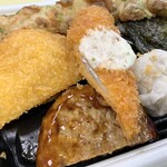 ウエルシア - その他にコロッケ・タルタル付き白身フライ・シューマイ・ハンバーグとおかずもいっぱい！！