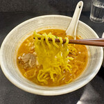 石山商店 - 麺は中太縮れ麺