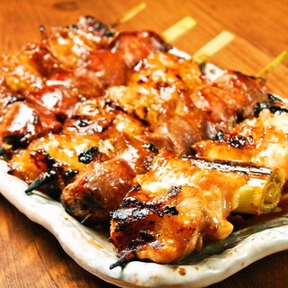 Harmony of meaty chicken and rich sauce! Our signature charcoal-Yakitori (grilled chicken skewers)