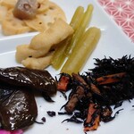 お食事処 まんま - 令和5年12月
ランチタイム(11:00〜)
日替わりランチ 税込650円
手作り惣菜、おでん、鯵の南蛮漬け、ご飯、みそ汁