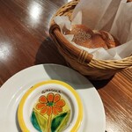 라 키아베 - 빵과 귀여운 그릇에 담긴 올리브 오일