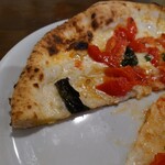 ピッツェリア・ゴンザ - まず、食べてすぐに『普通ではない❕』と感じるのが
      生地のモッチリ感♪
      
      他の店で食べたことのない生地の食感と素材の味わい
      
      水牛モッツァレラチーズの旨さ
      
      パリッと高温で焼かれてる焦げ感