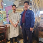 ピッツェリア・ゴンザ - このお店の店主さんとの記念撮影
      作業服で一緒に撮影させてもらってきた