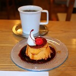 喫茶 Stove - ブラジル 深煎り(Lサイズ 700円)
            龍のたまごのプリン(500円)