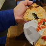 ピッツェリア・ゴンザ - バジルの葉の爽やかさとコンガリした香ばしさ
      
      酸味は軽快で石窯で高温で素早く焼かれて
      トマトの甘味を引き出されている
      
      それが水牛モッツァレラチーズとよく合うんだよねえ❕
      
      これは病みつきものだぞっ❕