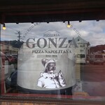 ピッツェリア・ゴンザ - 窓からは石窯が見える