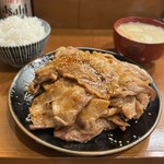 檍食堂 蒲田東口店 - 肉増し豚バラしょうが焼き定食¥1500、瓶ビール（中）¥600