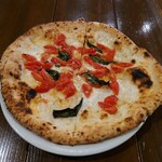 ピッツェリア・ゴンザ - チーズ好きでしたら
                                ●D.O.C（2012年世界大会で焼いたピザ）2,100円
                                をオススメされたので注文してみた
                                トマトソース/水牛モッツァレラチーズ/ チェリートマト
                                バジル/グラナパダーノチーズ 