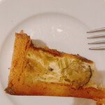 NISHITOMIYA - キッシュ（牡蠣と白ネギ）断面はこんな感じ