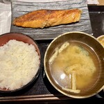 越後屋 玄白 総本山 - 厚切り銀鮭塩焼定食。見てください、この焼き加減！