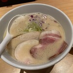 蛤麺しちり - 蛤豚骨ラーメン(味玉は沈んでいます)