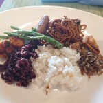 Tides - 普通のごはんとガーリックライスと黒米？のごはん。炒めたやつとかは甘辛くて、ごはんが進む味。