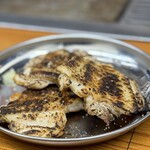 お好み焼き ふじや - 手羽肉のジューシーでふっくらした口触り。焦がしたバーナーの香ばしさがブラスされて、毎回食べたい逸品！(^O^)❒’’