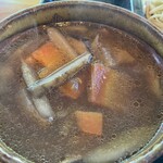 Sobadokoro Kanasasoba - 大きめに刻まれたにんじん、大根、ごぼう。根菜中心に柔らかく煮てあります。浮いている油は、炒めのごま油でしょうね。