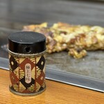 お好み焼き ふじや - この「極上七味」が、山芋焼きやお好み焼きに合いすぎてびっくりする。相性良すぎb(ˊᗜˋ*)❑””