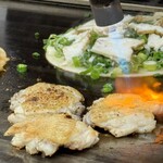 お好み焼き ふじや - 「手羽塩」のラストの仕上げ！！ふっくらと焼かれた「手羽」肉をバーナーで焼目を入れて完成