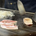 お好み焼き ふじや - 「山芋焼き･豚肉」 (º ﾛ º๑)  豚肉の旨味を中に閉じ込める工程