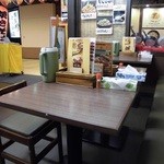 優乃華のやきそば屋 - 間口が広く屋台風の店内 2013.11